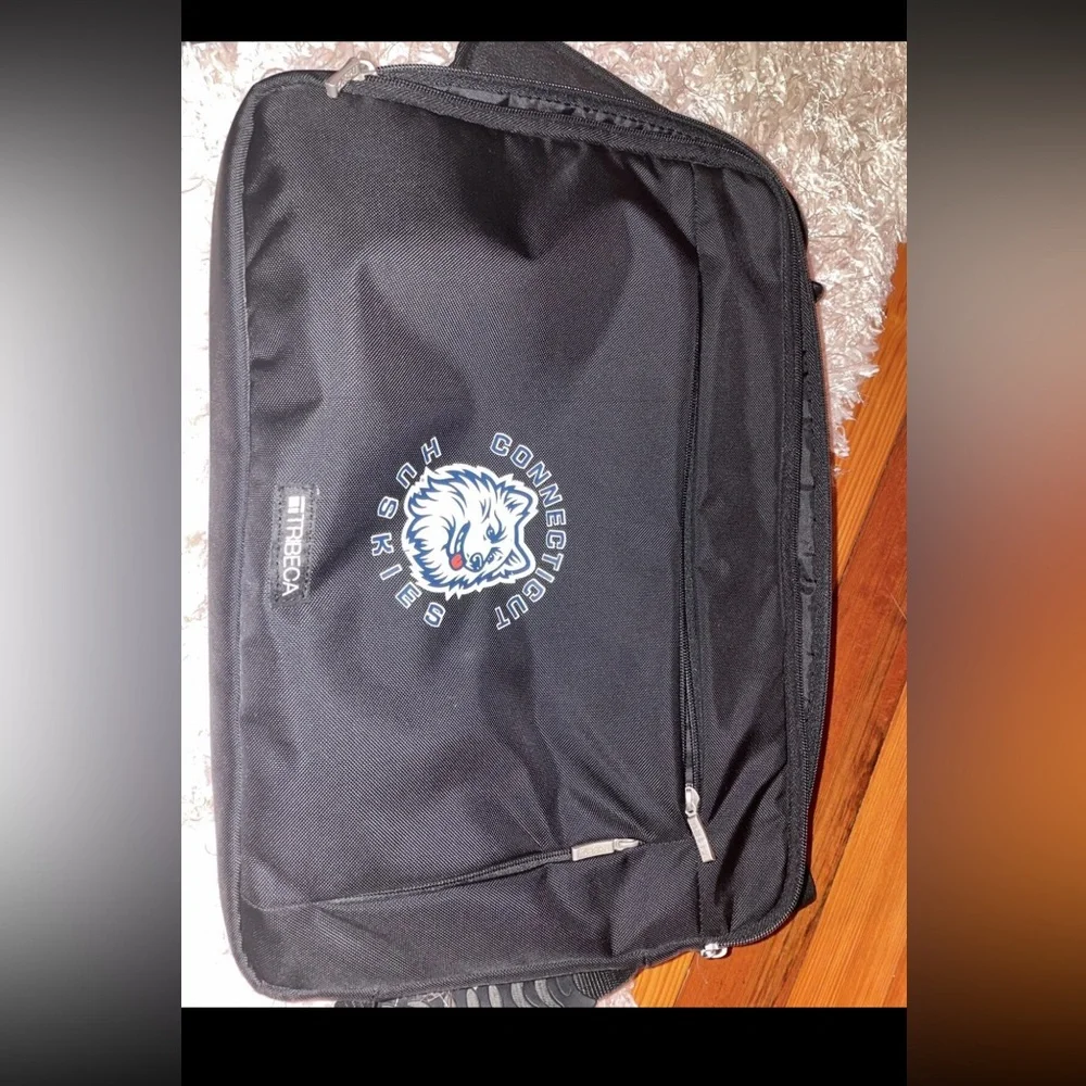Computer with its charger and a bag